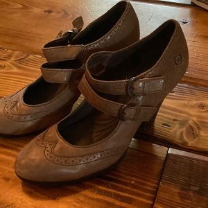 Born wingtip heels size 9